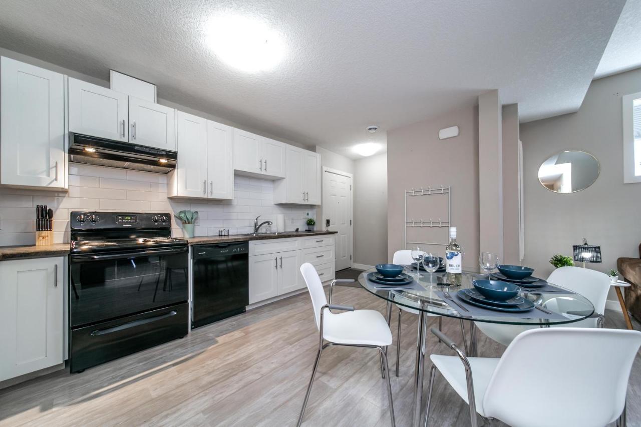 Executive Home - Long Stays Welcome - Garage Parking - Free Wifi & Netflix Edmonton Exteriör bild