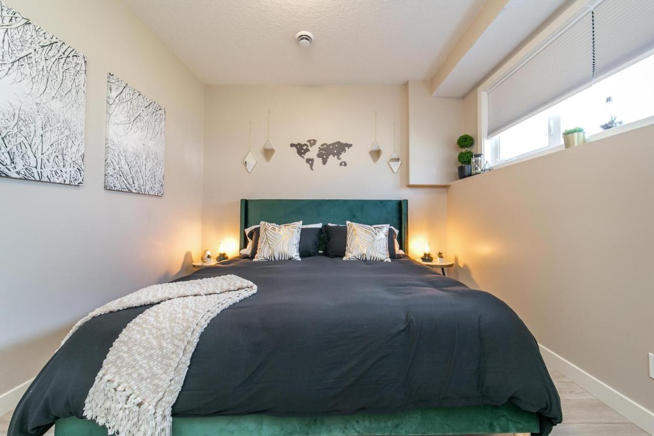 Executive Home - Long Stays Welcome - Garage Parking - Free Wifi & Netflix Edmonton Exteriör bild