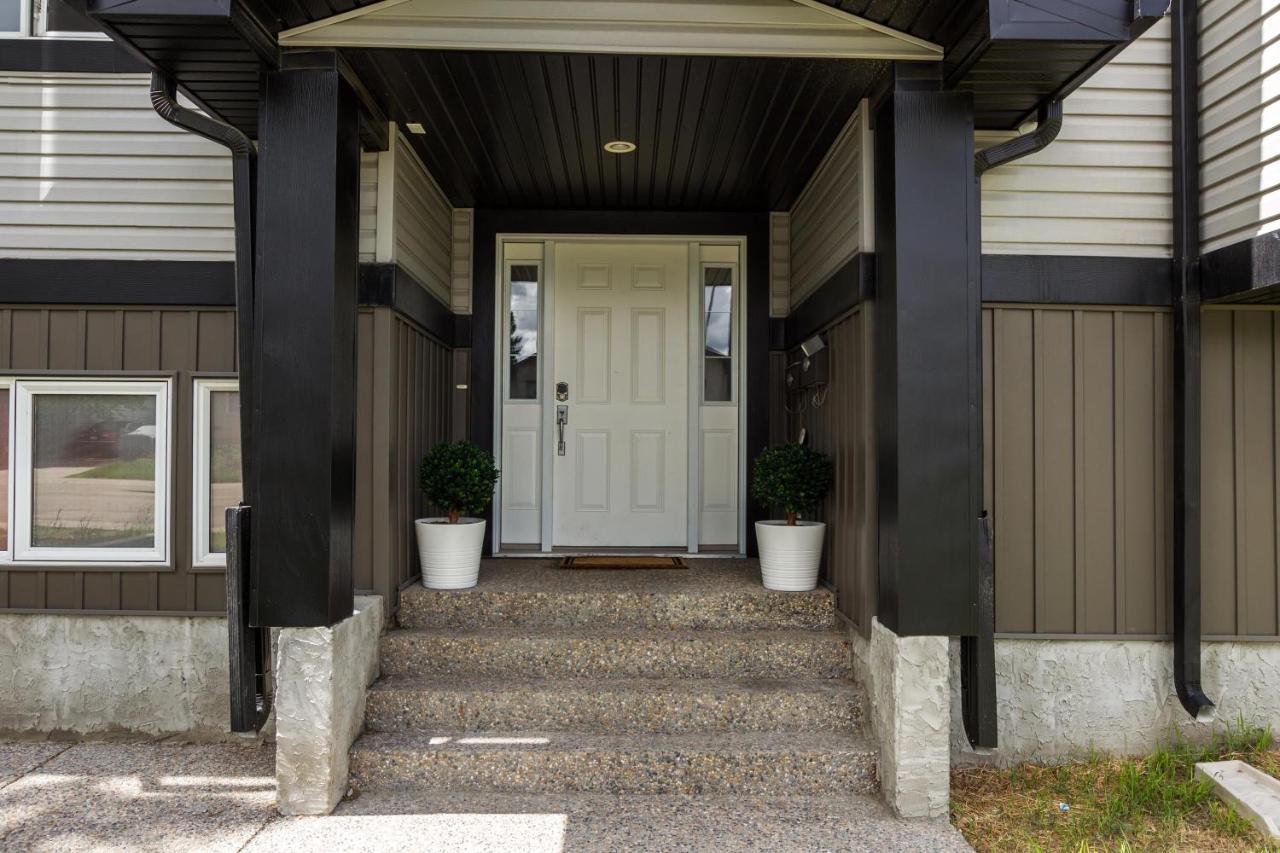 Executive Home - Long Stays Welcome - Garage Parking - Free Wifi & Netflix Edmonton Exteriör bild