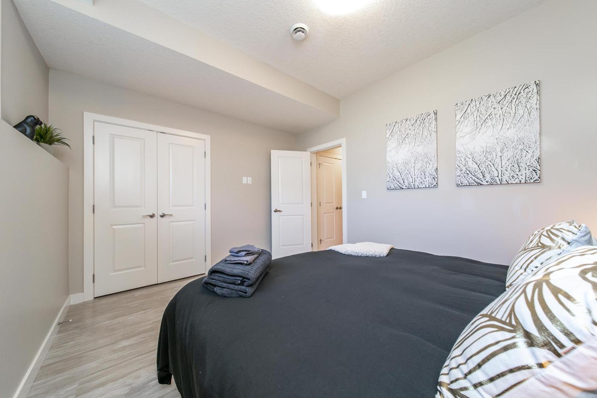 Executive Home - Long Stays Welcome - Garage Parking - Free Wifi & Netflix Edmonton Rum bild