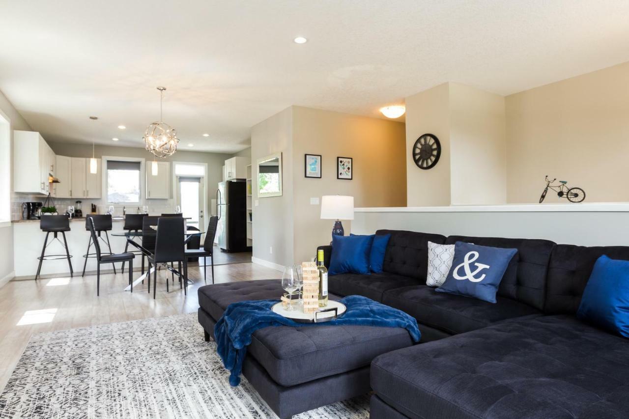 Executive Home - Long Stays Welcome - Garage Parking - Free Wifi & Netflix Edmonton Exteriör bild